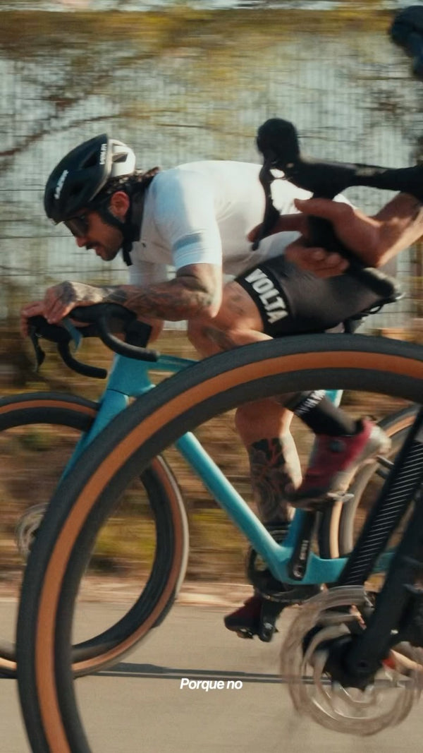 Hay ciclistas que llevan algo adentro. Un gen que los empuja a salir del camino conocido.Tirrena, con cuadro de alumi...